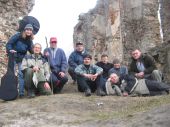 Zdjęcie rodzinne pod ruinami w Bodzentynie - kliknij by zobaczyć powiększenie Zdjęcie rodzinne pod ruinami w Bodzentynie - kliknij by zobaczyć powiększenie