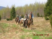 Jedcy na koniach huculskich - kliknij by zobaczy powikszenie