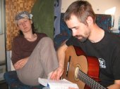 Długie godziny podróży umilaliśmy sobie grą na gitarze. - kliknij by zobaczyć powiększenie Długie godziny podróży umilaliśmy sobie grą na gitarze. - kliknij by zobaczyć powiększenie