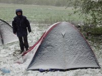Niespodziewany atak zimy na pocztku maja - nasze namioty w niegu - zdjcie ze Studenckiego Rajdu Grskiego „Provizora” 2011 - Gry Bardzkie, Gry Zote